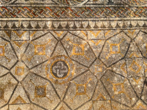 Patterns of the geometric mosaic