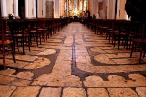 Le sol de la cathedrale de Chartres, modele de ma Table au labyrinthe