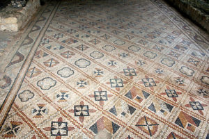 Geometric patterns in Grid characteristics of the earlier Aquitaine School of mosaics