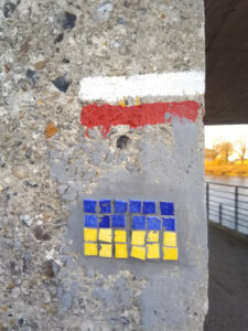 Mosaique du drapeau Ukrainien sous marque d'un chemin de grande randonnee