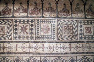 detail des carres encadres, mosaique des proues de bateau a Anse